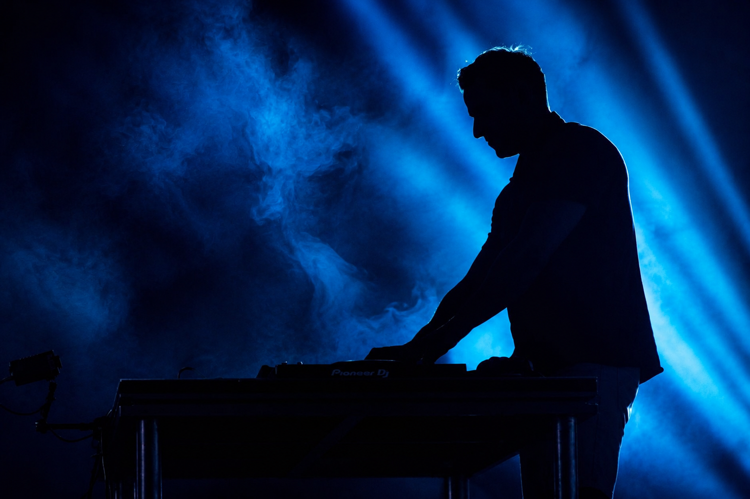 DAV-EL actuando en vivo entre luces azules y humo